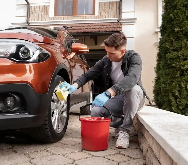 Lavage auto à domicile La Mazière-aux-Bons-Hommes : professionnel intervenant sur un véhicule